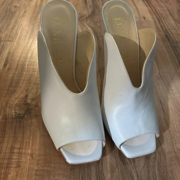 Le Chateau White Peep Toe Heels - Picture 2 of 3